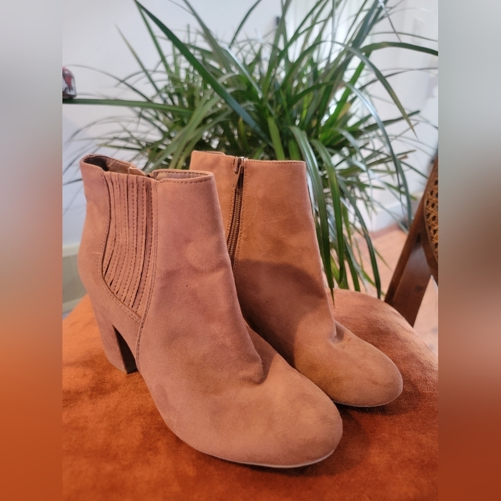 Call it Spring faux suede ankle boots size 7.5 womens camel color